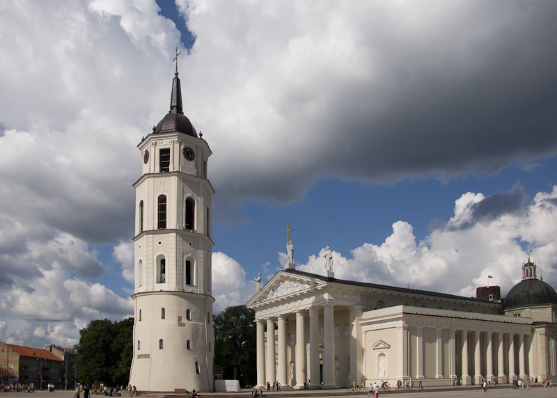 17e eeuwse kathedraal met klokkentoren in Vilnius