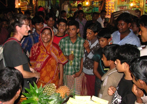 Ingrid op de avondmarkt in Dhaka