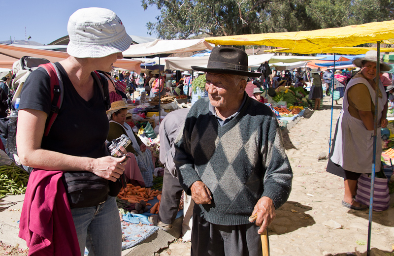 86-jarige op de markt van het dorp Arani