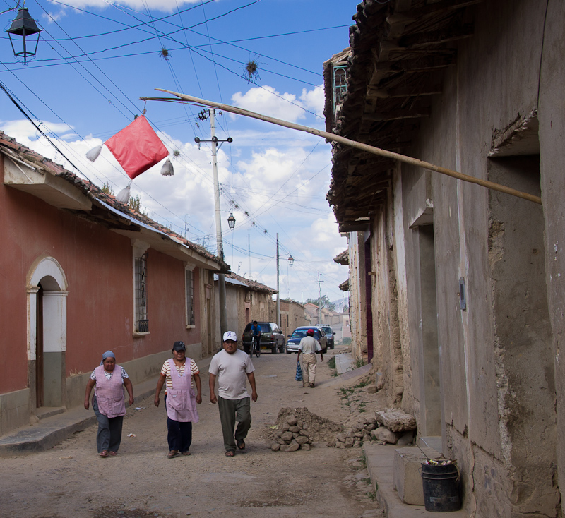 de rode vlag geeft de lokale brouwerij aan in Tarata