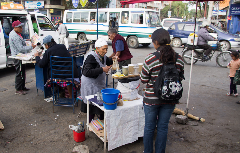 ochtenddrukte voor de markt in Cochabamba