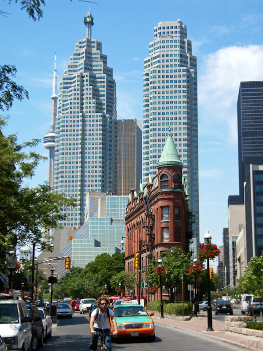 01 oud en nieuw door elkaar in Toronto met linksachter de CN-toren