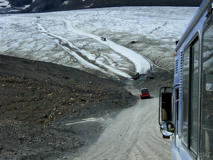 19 met een snowcoach over de Athabasca-gletsjer