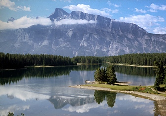 Two Jake Lake bij Banff in de Rocky Mountains