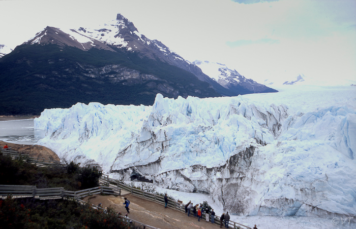 16 Perito Moreno gletsjer met links de beroemde ijsbrug