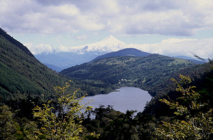 46 uitzicht op ons meer in het Huerguehue park en de Villarica-vulkaan