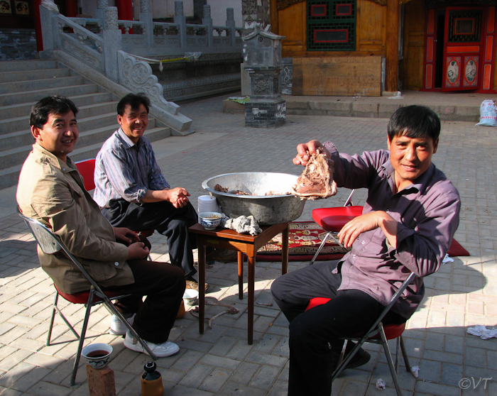 Arbeiders aan de lunch in het Ta'er Si klooster