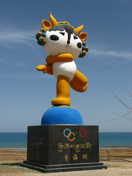 De Olympische mascotte bij het Qinghai Lake, het grootste zoute binnenmeer van China op 3300 meter hoogte