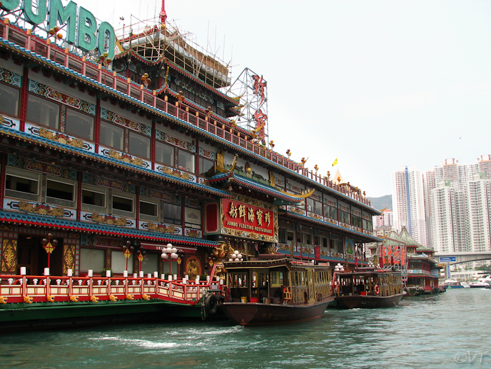 Het grootste drijvende restaurant ter wereld in de haven van Hong Kong
