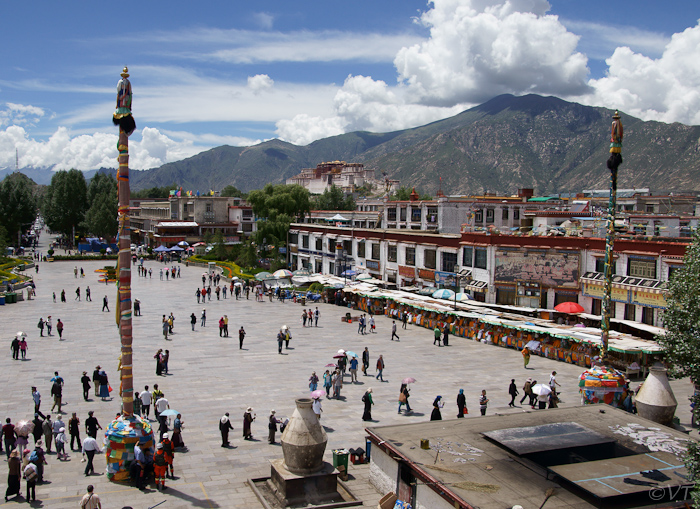 Plein voor de Jokhang tempel in Lhasa, de Potala in de achtergrond