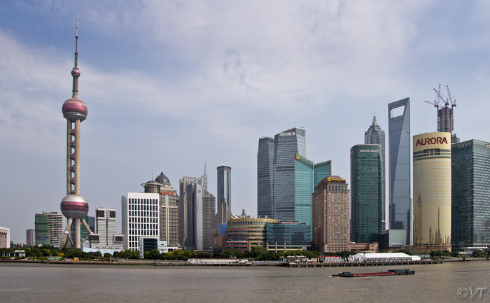 Shanghai skyline met rechts de in aanbouw zijnde Shanghai Centre-tower die 600 meter hoog wordt