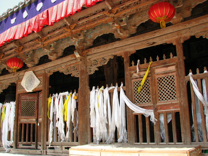 Tibetaanse kata's hangen aan het Qutan klooster
