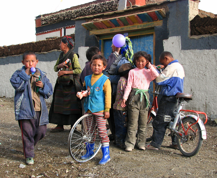 Tibetaanse kids bij Tingri