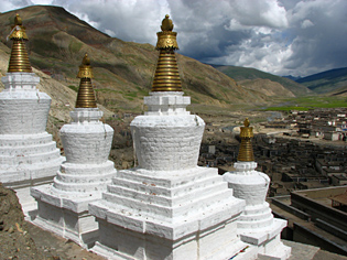 stoepaas in het bergdorp Sakia, Tibet