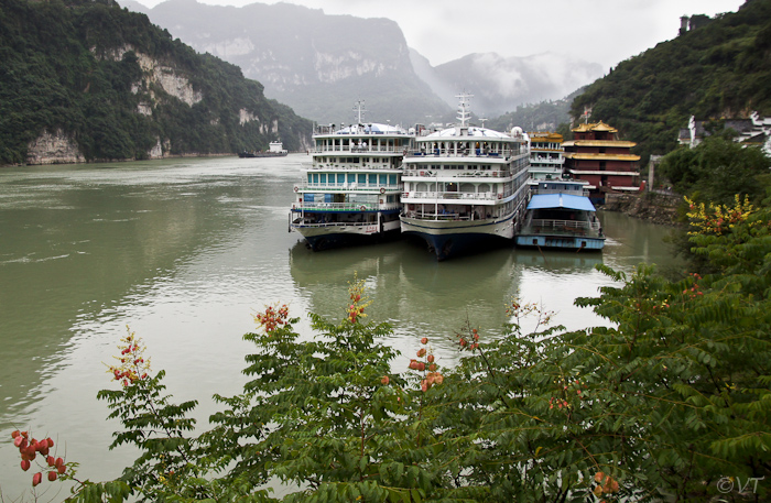 09  rechts ligt ons cruiseschip tijdens de vierdaagse tocht over de Yangtze-rivier 
