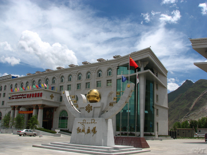 13 door overboeking overnachten we  in dit 5-sterren hotelletje in Lhasa op 3700 meter