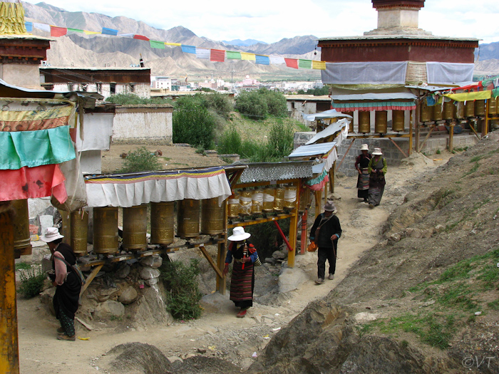 38 de 'kora' pelgrimsroute met  honderden gebedsmolens rondom het Tashilunpo-klooster in Shigatse