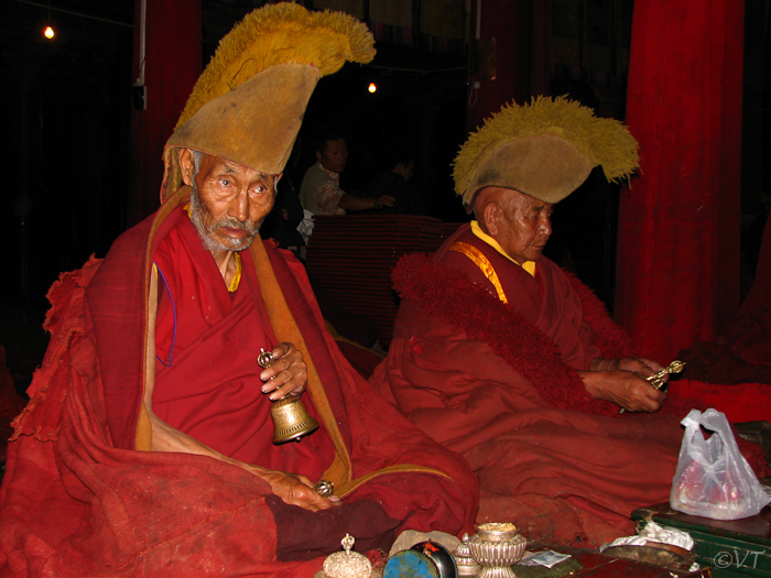 39 priesters van de Geelkaporde in het Tashilunpo-klooster in Shigatse