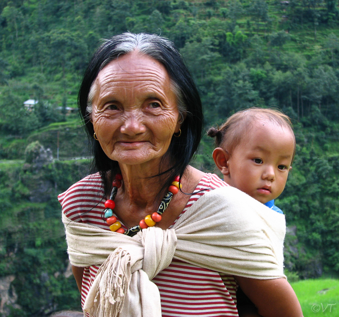 63a Nepalese oma met kleindochter