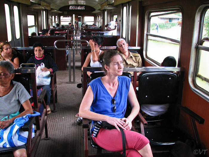 06 de enige elektrische trein van Cuba rijdt tussen Matanzas en Havana