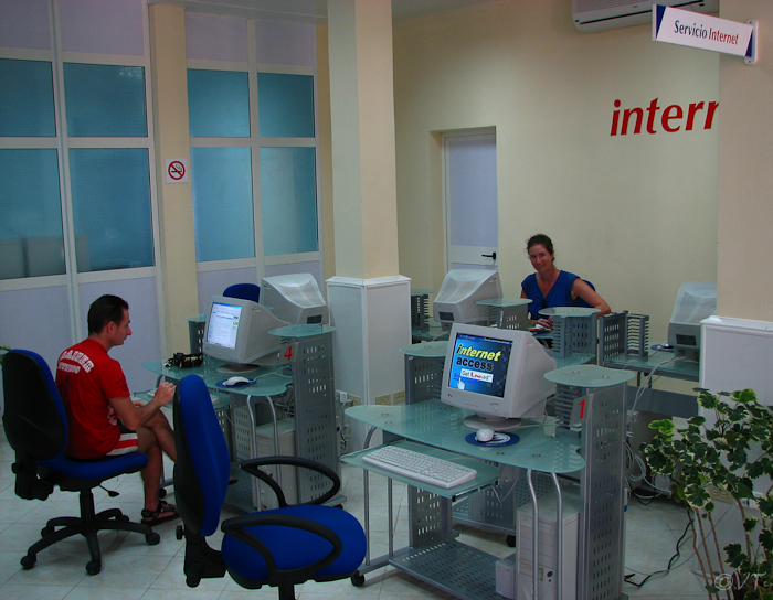 75 het splinternieuwe internetcafe in Baracoa