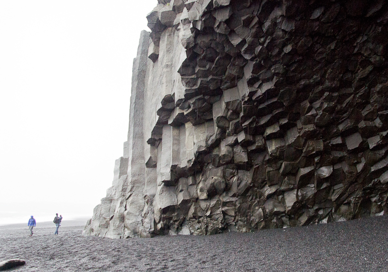 granietkolommen op het strand bij Dyrhólaey
