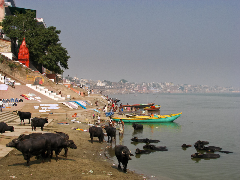 drogend wasgoed aan de Ganges bij Varanasi