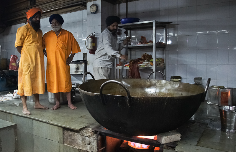 voedselbereiding in een Sikh-tempel in Delhi