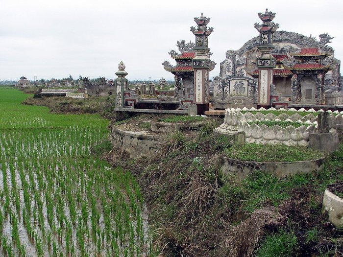 10  begraafplaatsen op het platteland buiten Hue