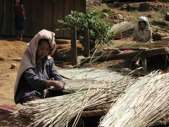 37  dakmatten maken in Laos
