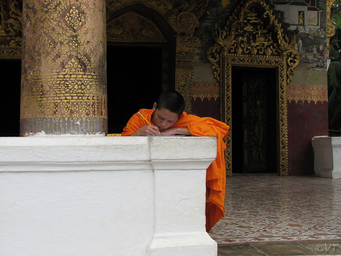 44  een jonge monnik in Luang Prabang