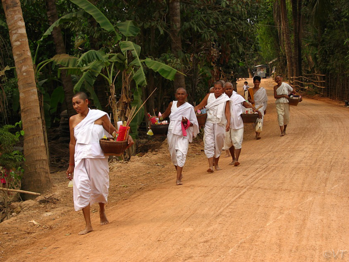 54  nonnen op weg naar een tempel bij Phnom Penh