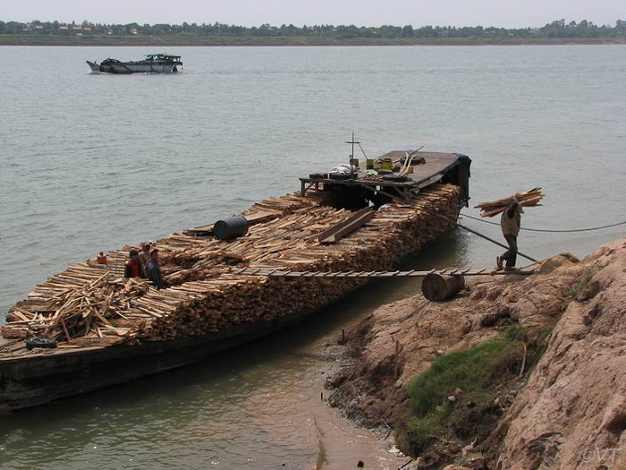 55  houtboot op de Mekong