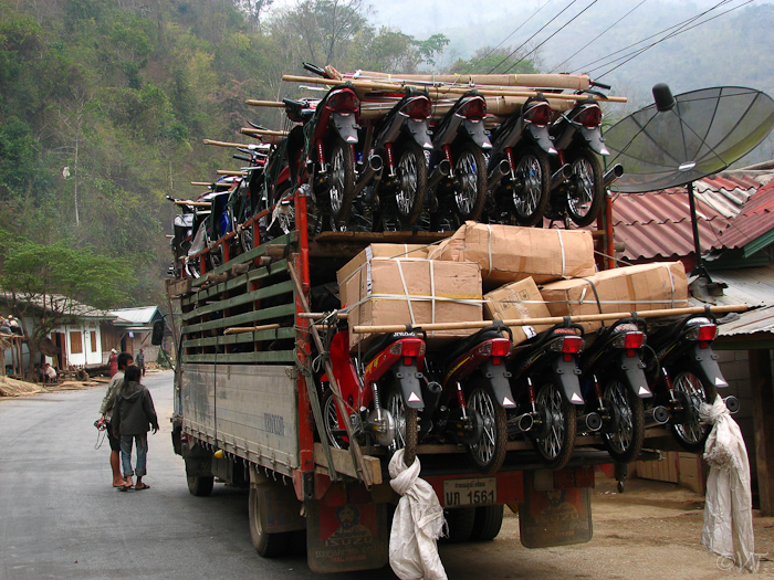 de fiets wordt vervangen door de brommer, Laos