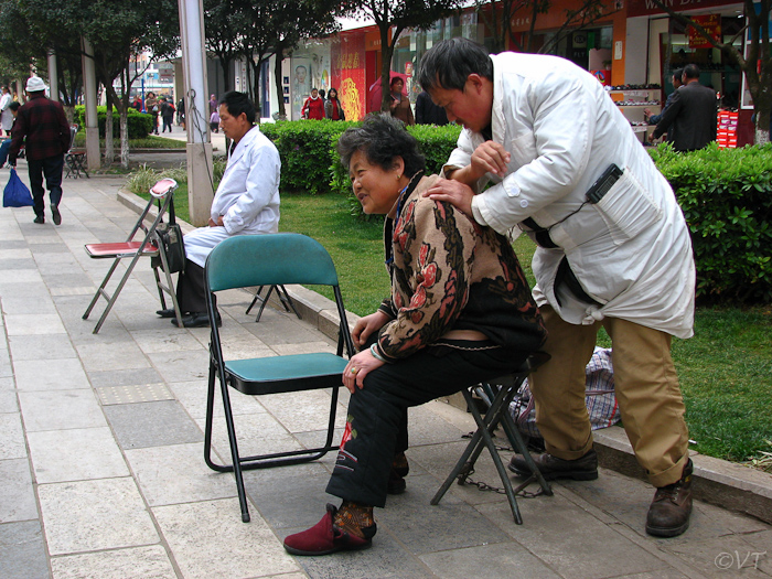 fysiotherapie op straat in Kunming