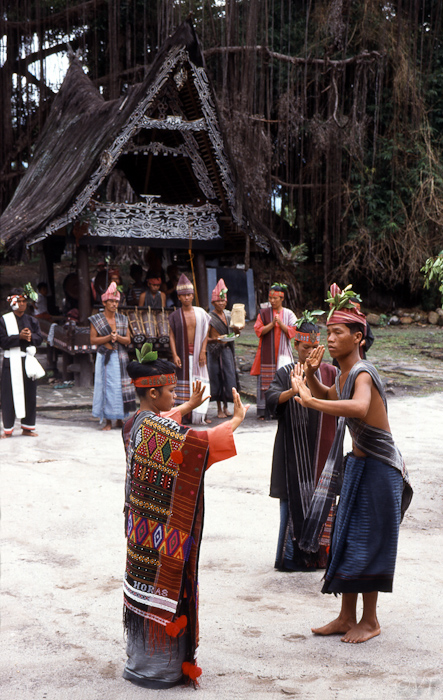12  een traditionele dans in een Batakdorp