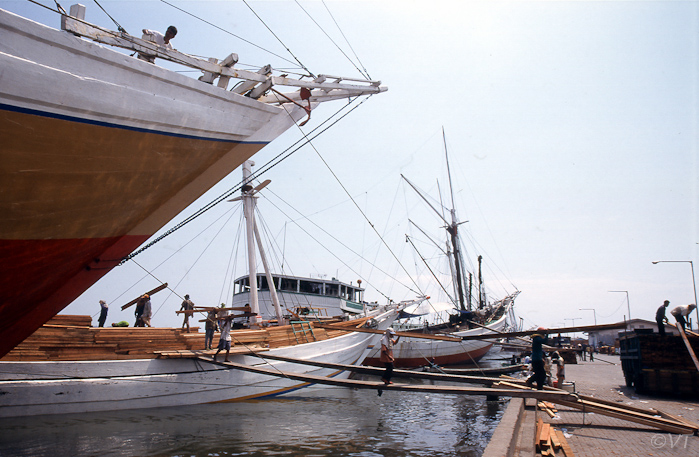 22  de Sunda Kelapa schoenerhaven in Jakarta waar de schepen met de hand gelost worden