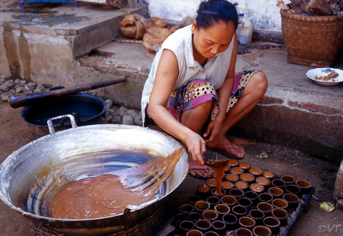 37  de gekookte goela djawa (palmsuiker) wordt in vormen gegoten om te stollen