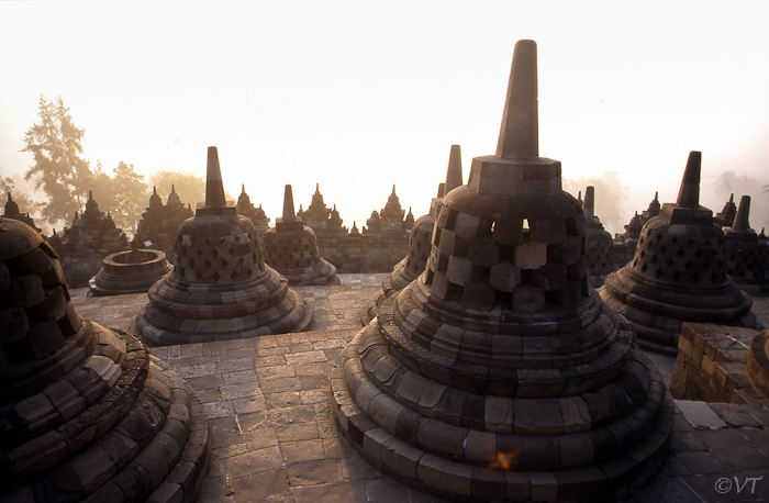 43  de Boeddhistische Borobudur in de ochtendzon