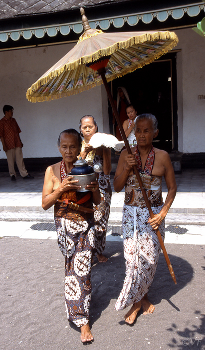 45 elke dag om 11 uur brengen deze dames de thee naar de sultan in het Kraton in Yogyakarta 
