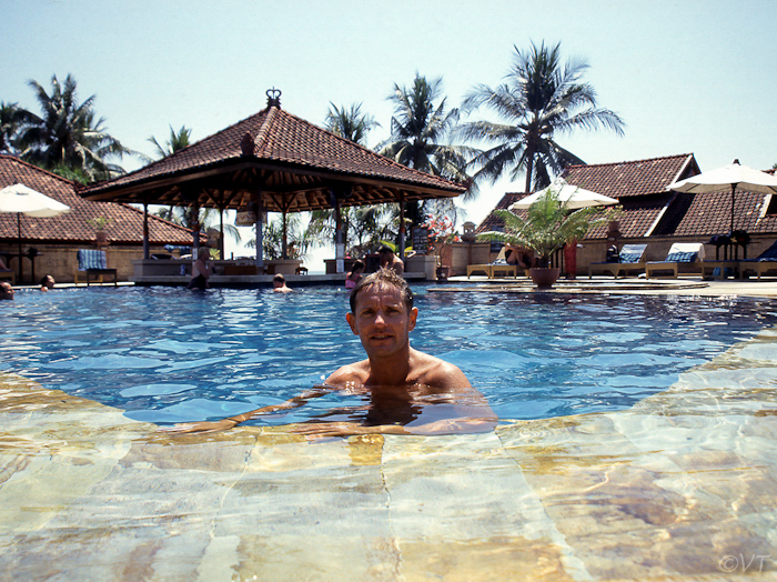 62  zwembad met bar in Lovina aan de noordkust van Bali