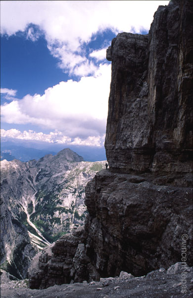 bergwandelaar op een Brenta Dolemietentrail