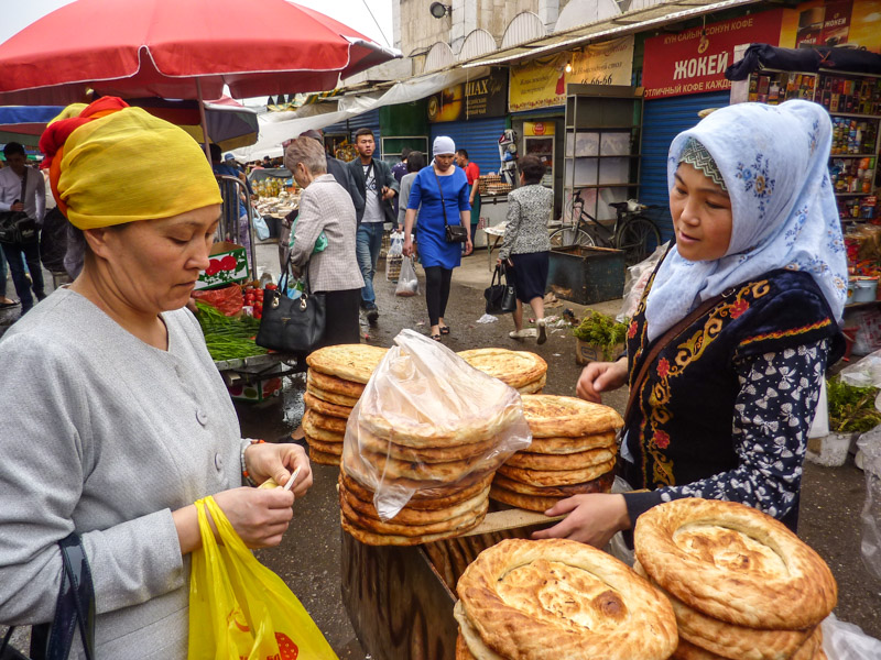 de grote Osh bazaar in Bishkek