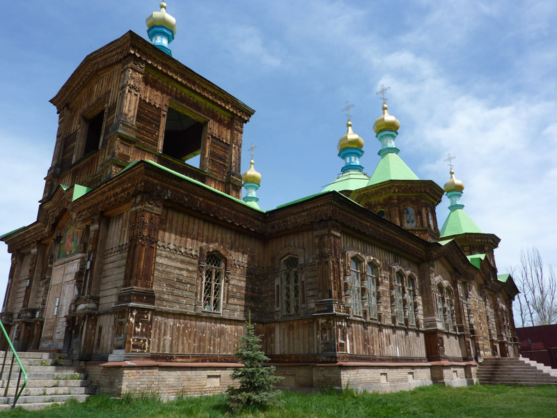 de houten Russisch orthodoxe kathedraal uit 1895 in Karakol