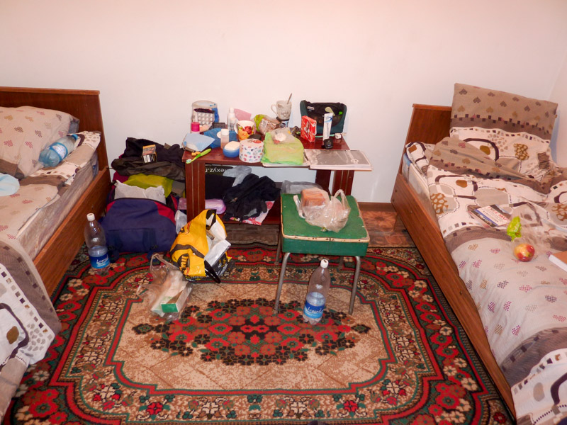 onze eenvoudige kamer in Nomad's guesthouse in Bishkek