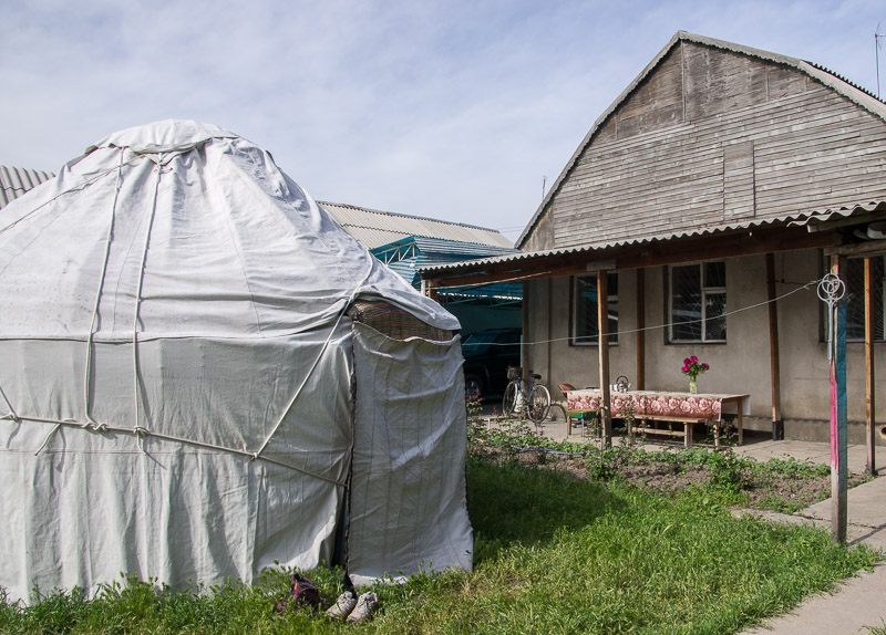 Nomad's guesthouse met traditionele yurt in de hoofdstad Bishkek