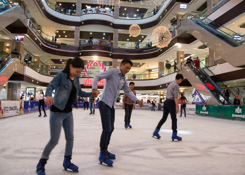 buiten was het 32 graden, maar in een luxe mall kon je schaatsen