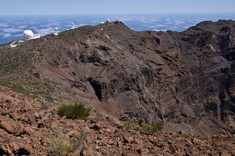 de sterrenwacht op de kam van de caldera de Taburiente die 9 km in diameter is