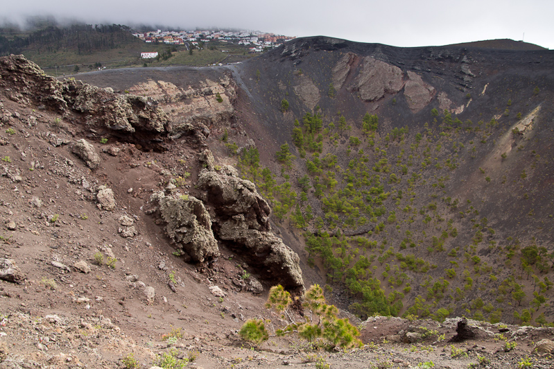 in het uiterste zuiden bij Los Canarios ligt deze uitgedoofde vulkaan waar nu de bomen in groeien