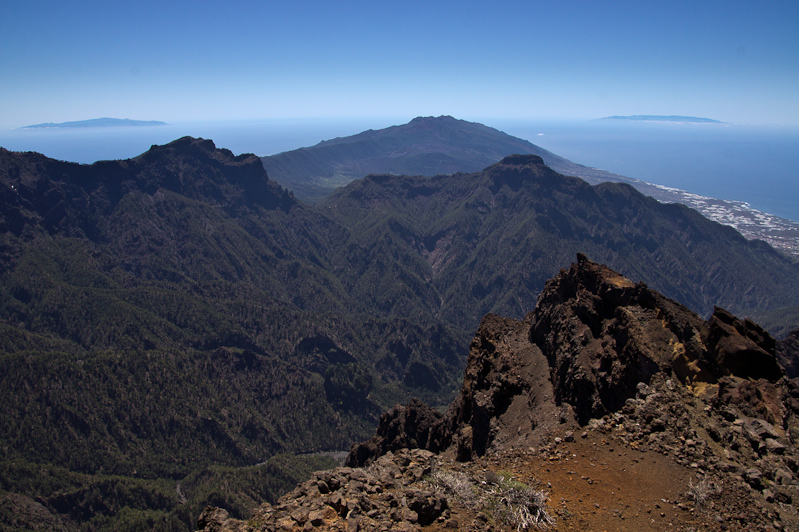 vanaf het hoogste punt kijk je op de caldera de Taburiente en het zuidelijke gebergte en de eilanden La Gomera en El Hierro